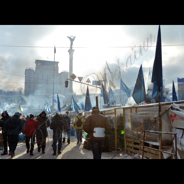 Київ. Тривають сутички між міліцією та активістами Євромайдану на вулиці Грушевського. Мобільний медпункт у приміщенні Національної Парламентської бібліотеки. Біля входу в Будинок профспілок фото та квіти по загиблих активістах-майданівцях.