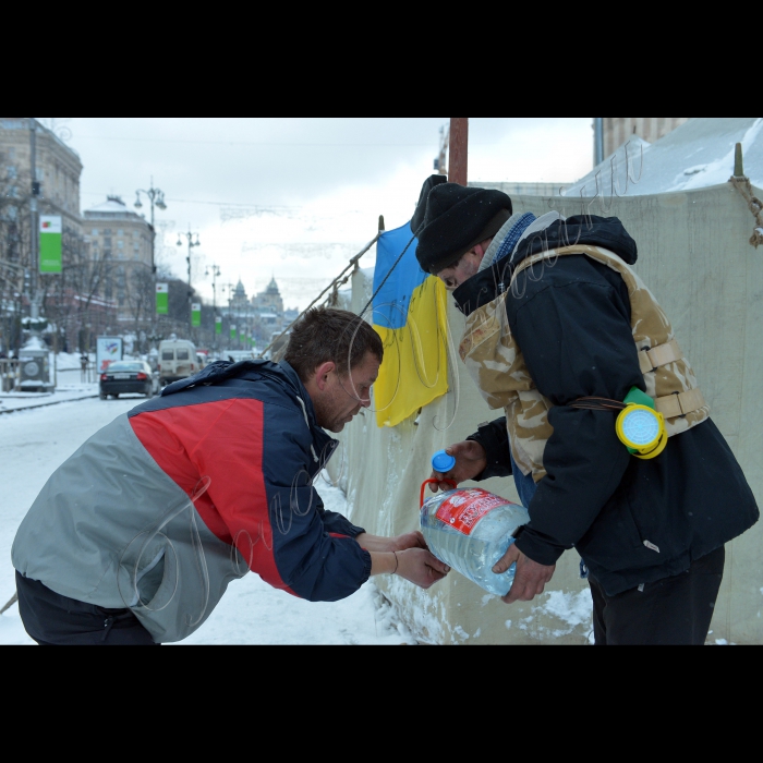 Київ. Тривають сутички між міліцією та активістами Євромайдану на вулиці Грушевського. Мобільний медпункт у приміщенні Національної Парламентської бібліотеки. Біля входу в Будинок профспілок фото та квіти по загиблих активістах-майданівцях.