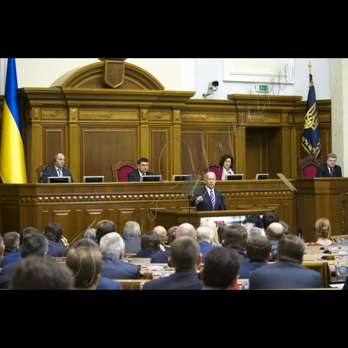 Віце-президент США Джозеф Байден виступив на пленарному засіданні Верховної ради України у присутності Президента України Петра Порошенка, Прем’’єр-міністра України Арсенія Яценюка, представників Кабінету міністрів, Адміністрації Президента, дипломатичного корпусу