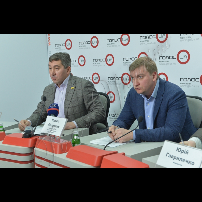 Київ, «ГолосUA». Відбулася прес-конференція на тему: «Закон про амністію: компроміс або «глухий кут»?». Народний депутат, представник фракції Партії регіонів Віталій Грушевський; народний депутат, представник фракції «Батьківщина» Павло Петренко (зліва направо)