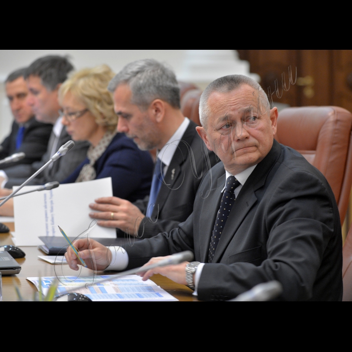 Київ. Відбулося перше засідання нового складу Кабінету Міністрів України під головуванням Прем'єр-міністра Арсенія Яценюка.
В. о. міністра оборони Ігор Тенюх.