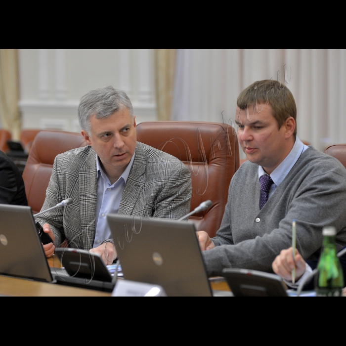 Київ. Відбулося перше засідання нового складу Кабінету Міністрів України під головуванням Прем'єр-міністра Арсенія Яценюка.
Міністр освіти і науки України Сергій Квіт, міністр молоді та спорту України Дмитро Булатов.