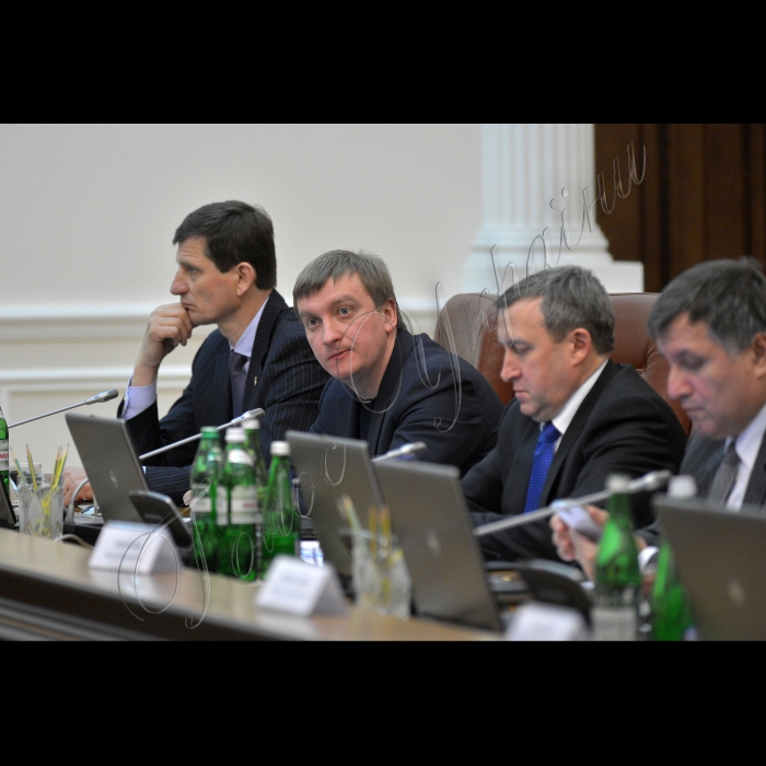 Київ. Відбулося перше засідання нового складу Кабінету Міністрів України під головуванням Прем'єр-міністра Арсенія Яценюка.
Віце-прем'єр-міністр України Олександр Сич, міністр юстицiї України Павло Петренко, міністр внутрішніх справ України Арсен Аваков.