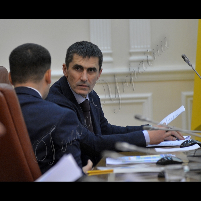 Київ. Відбулося перше засідання нового складу Кабінету Міністрів України під головуванням Прем'єр-міністра Арсенія Яценюка.
Віце-прем'єр -- міністр регіонального розвитку та ЖКГ Володимир Гройсман, перший віце-прем'єр Віталій Ярема.