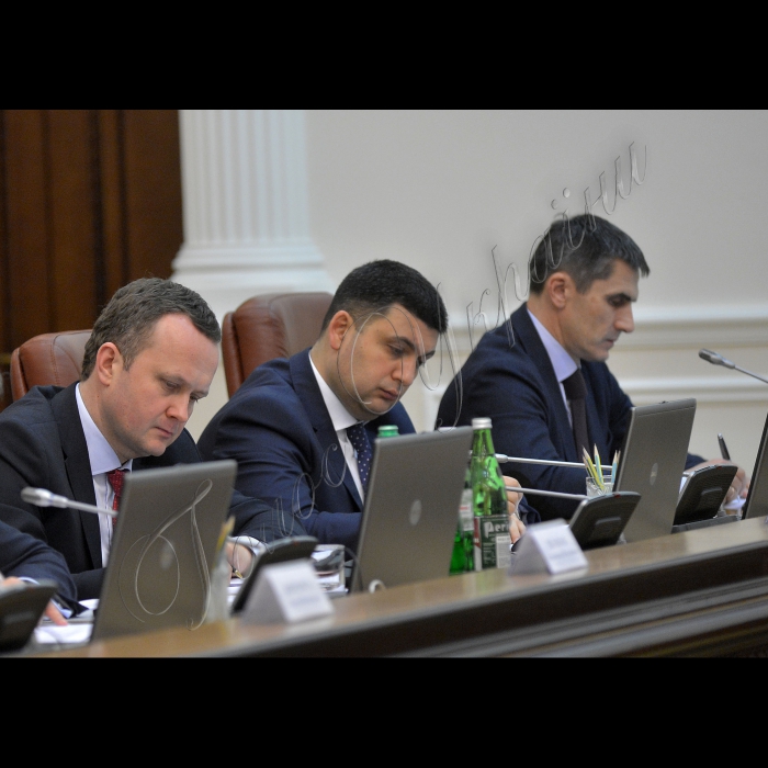 Київ. Відбулося перше засідання нового складу Кабінету Міністрів України під головуванням Прем'єр-міністра Арсенія Яценюка.
Міністр Кабінету Міністрів України Остап Семерак, віце-прем'єр -- міністр регіонального розвитку та ЖКГ Володимир Гройсман, перший віце-прем'єр Віталій Ярема.