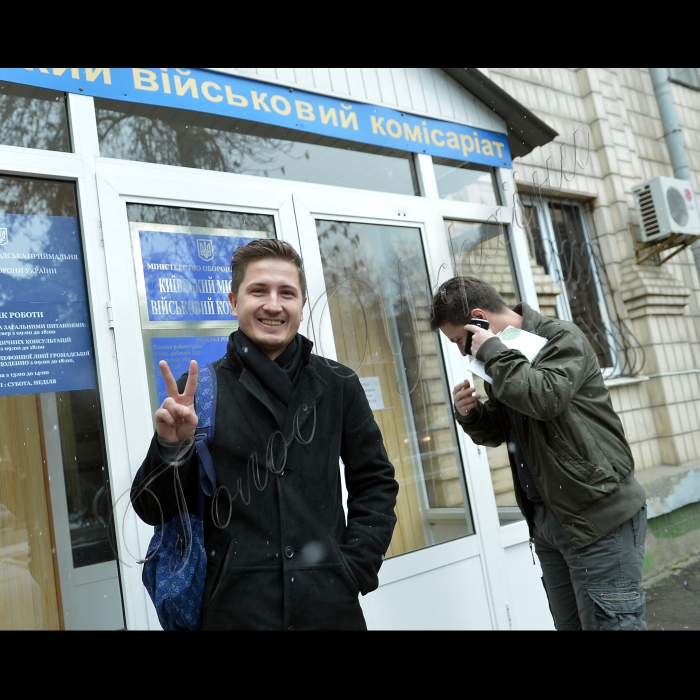 Київ. Київський міський військовий комісаріат. Збори призовників.
Доброволець Сергій Коваль.