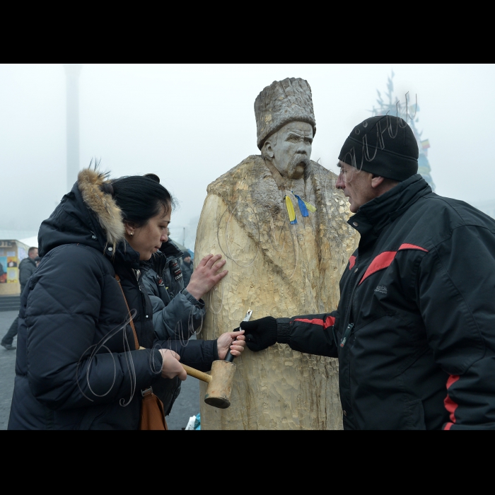 Київ. Євромайдан. Майдан Незалежності.
Двометрова дерев’яна скульптура Шевченка, народного майстра з Вінниці Володимира Зайця, до створення якої може долучитися кожен бажаючий