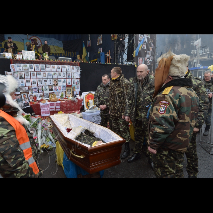 Київ. Євромайдан. Майдан Незалежності.
Прощання з померлим у лікарні 3.03 активістом Майдану Артемом Мазуром (Хмельницький)