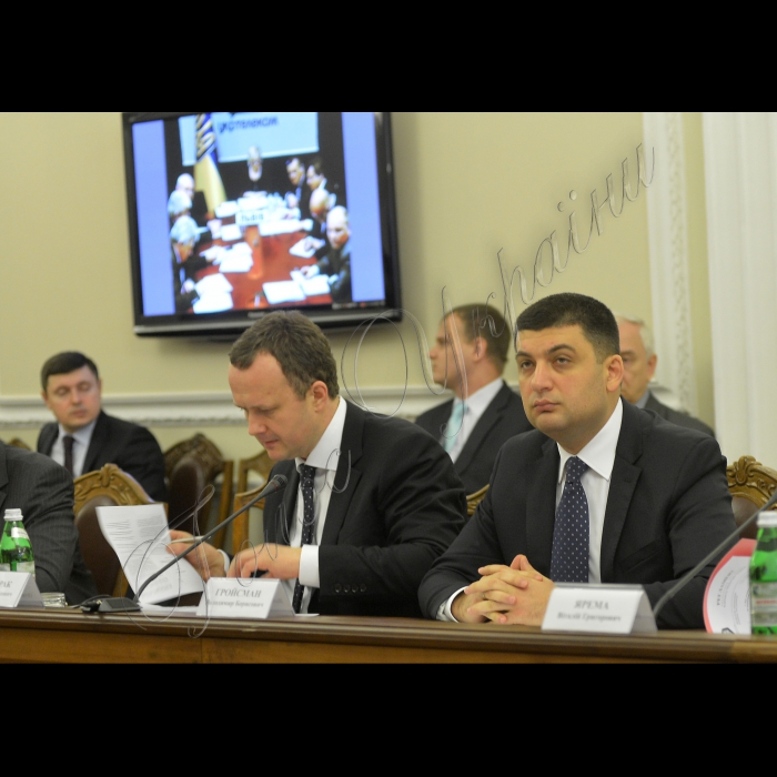 Київ. Під головуванням Прем’єр-міністра України Арсенія Яценюка та членів уряду України  відбулась селекторна нарада з регіонами України. 
Міністр Кабінету Міністрів України Остап Семерак, Віце-прем'єр - міністр регіонального розвитку та ЖКГ - Володимир Гройсман 