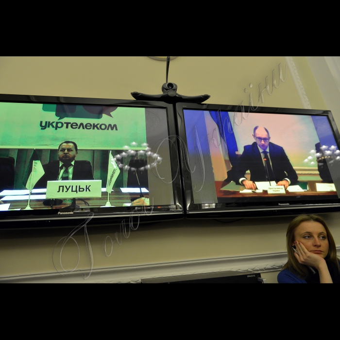 Київ. Під головуванням Прем’єр-міністра України Арсенія Яценюка та членів уряду України  відбулась селекторна нарада з регіонами України. 