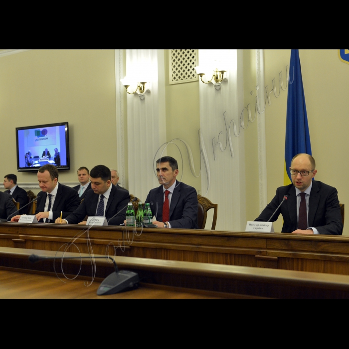 Київ. Під головуванням Прем’єр-міністра України Арсенія Яценюка та членів уряду України  відбулась селекторна нарада з регіонами України. 