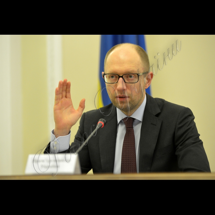 Київ. Під головуванням Прем’єр-міністра України Арсенія Яценюка та членів уряду України  відбулась селекторна нарада з регіонами України. 
Прем'єр- міністр  Арсеній Яценюк