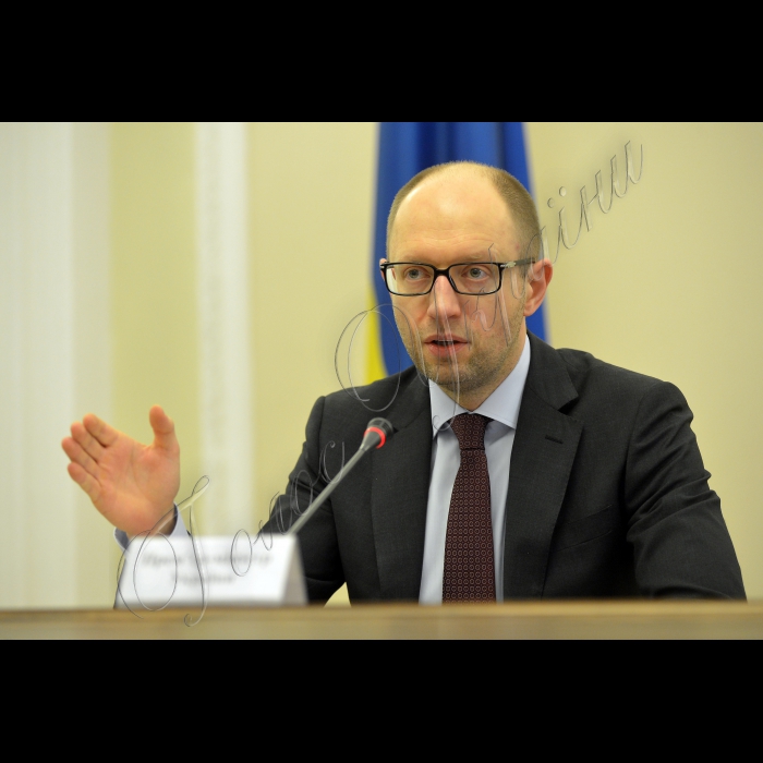Київ. Під головуванням Прем’єр-міністра України Арсенія Яценюка та членів уряду України  відбулась селекторна нарада з регіонами України. 
Прем'єр- міністр  Арсеній Яценюк