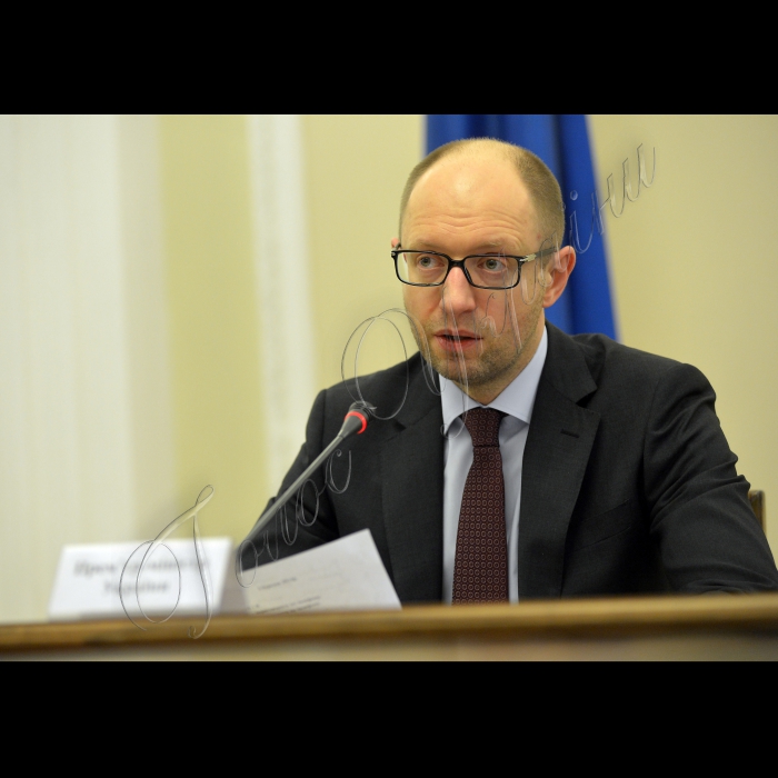 Київ. Під головуванням Прем’єр-міністра України Арсенія Яценюка та членів уряду України  відбулась селекторна нарада з регіонами України. 
Прем'єр- міністр  Арсеній Яценюк