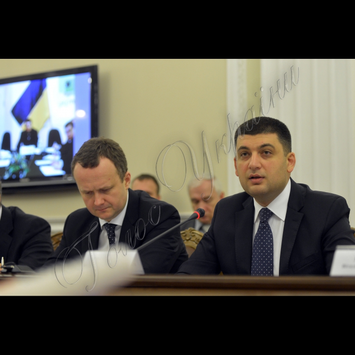 Київ. Під головуванням Прем’єр-міністра України Арсенія Яценюка та членів уряду України  відбулась селекторна нарада з регіонами України.
Міністр Кабінету Міністрів України Остап Семерак, Віце-прем'єр - міністр регіонального розвитку та ЖКГ - Володимир Гройсман 