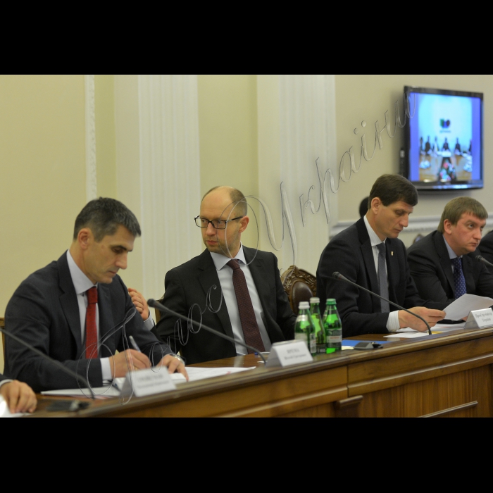 Київ. Під головуванням Прем’єр-міністра України Арсенія Яценюка та членів уряду України  відбулась селекторна нарада з регіонами України. 
Перший віце-прем'єр-міністр Віталій Ярема, прем'єр- міністр  Арсеній Яценюк. Віце-прем'єр-міністр України Олександр Сич, Міністр юстицiї України Павел Петренко