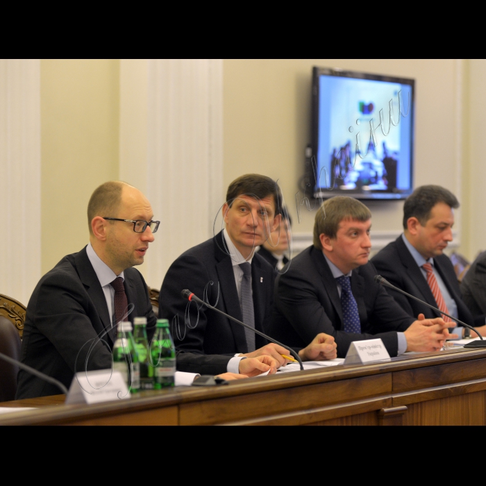 Київ. Під головуванням Прем’єр-міністра України Арсенія Яценюка та членів уряду України  відбулась селекторна нарада з регіонами України.
Прем'єр- міністр  Арсеній Яценюк. Віце-прем'єр-міністр України Олександр Сич, Міністр юстицiї України Павел Петренко 