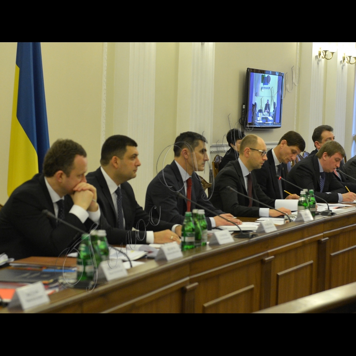 Київ. Під головуванням Прем’єр-міністра України Арсенія Яценюка та членів уряду України  відбулась селекторна нарада з регіонами України. 