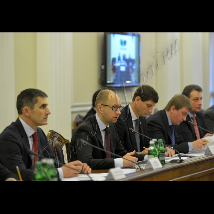 Київ. Під головуванням Прем’єр-міністра України Арсенія Яценюка та членів уряду України  відбулась селекторна нарада з регіонами України. 
Перший віце-прем'єр-міністр Віталій Ярема, прем'єр- міністр  Арсеній Яценюк. Віце-прем'єр-міністр України Олександр Сич