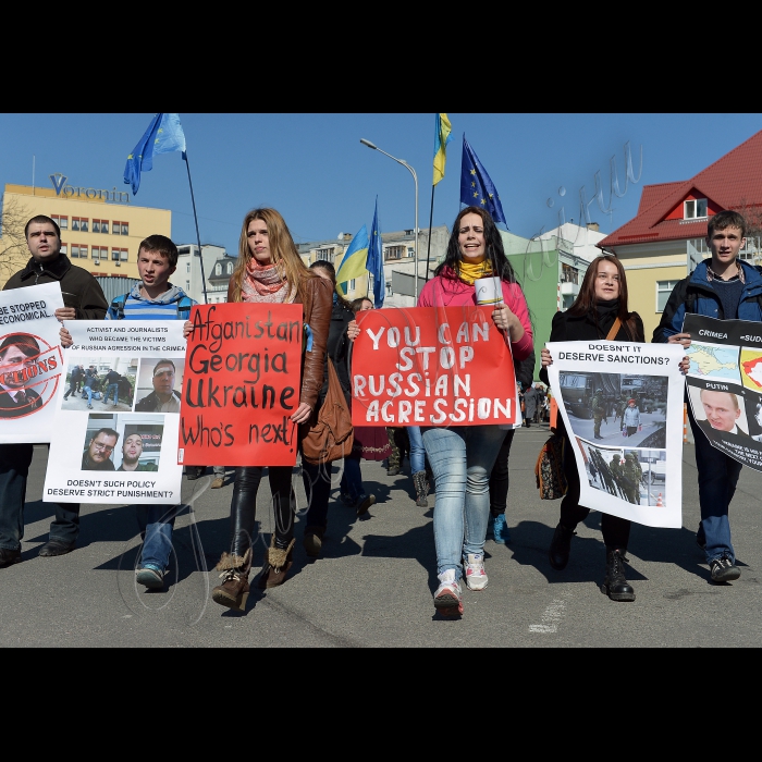 Київ. Біля посольств країн ЄС відбулась акція, під час якої  учасники вимагали запровадження  жорстких економічних санкцій проти Росії у зв'язку з окупацією російськими військами української території -- Кримського півострова. Представники громадських організацій та небайдужі громадяни прийдуть також до посольств Великобританії, Франції і  Німеччини з вимогами ввести жорсткі економічні санкції проти Росії.