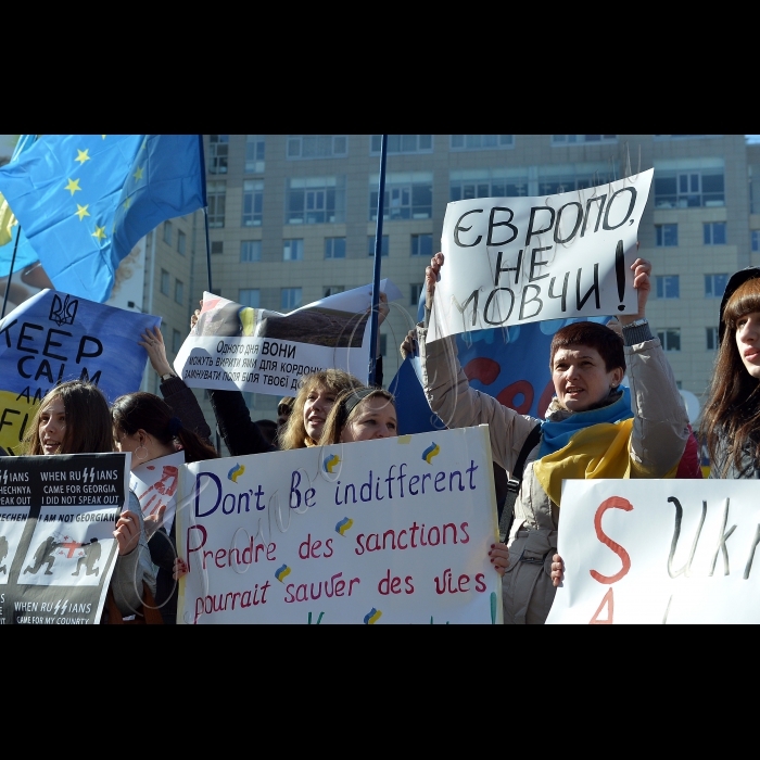 Київ. Біля посольств країн ЄС відбулась акція, під час якої  учасники вимагали запровадження  жорстких економічних санкцій проти Росії у зв'язку з окупацією російськими військами української території -- Кримського півострова. Представники громадських організацій та небайдужі громадяни прийдуть також до посольств Великобританії, Франції і  Німеччини з вимогами ввести жорсткі економічні санкції проти Росії.