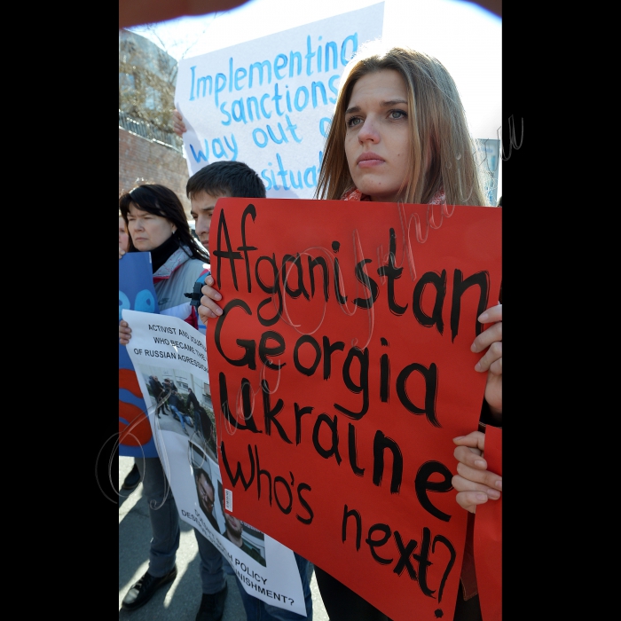 Київ. Біля посольств країн ЄС відбулась акція, під час якої  учасники вимагали запровадження  жорстких економічних санкцій проти Росії у зв'язку з окупацією російськими військами української території -- Кримського півострова. Представники громадських організацій та небайдужі громадяни прийдуть також до посольств Великобританії, Франції і  Німеччини з вимогами ввести жорсткі економічні санкції проти Росії.