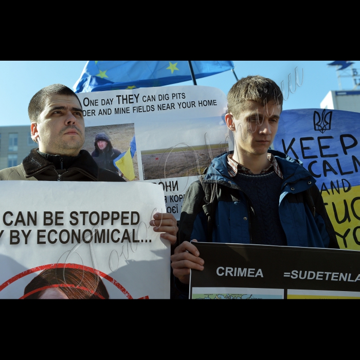 Київ. Біля посольств країн ЄС відбулась акція, під час якої  учасники вимагали запровадження  жорстких економічних санкцій проти Росії у зв'язку з окупацією російськими військами української території -- Кримського півострова. Представники громадських організацій та небайдужі громадяни прийдуть також до посольств Великобританії, Франції і  Німеччини з вимогами ввести жорсткі економічні санкції проти Росії.
