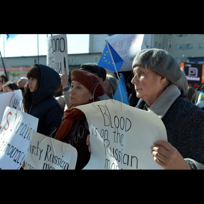 Київ. Біля посольств країн ЄС відбулась акція, під час якої  учасники вимагали запровадження  жорстких економічних санкцій проти Росії у зв'язку з окупацією російськими військами української території -- Кримського півострова. Представники громадських організацій та небайдужі громадяни прийдуть також до посольств Великобританії, Франції і  Німеччини з вимогами ввести жорсткі економічні санкції проти Росії.