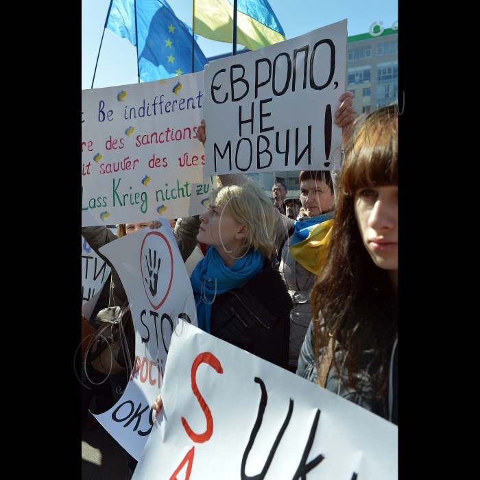 Київ. Біля посольств країн ЄС відбулась акція, під час якої  учасники вимагали запровадження  жорстких економічних санкцій проти Росії у зв'язку з окупацією російськими військами української території -- Кримського півострова. Представники громадських організацій та небайдужі громадяни прийдуть також до посольств Великобританії, Франції і  Німеччини з вимогами ввести жорсткі економічні санкції проти Росії.