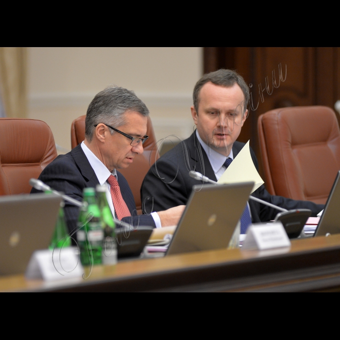 Київ. Під головуванням Першого віце-прем'єра Віталія Яреми відбулося засідання Кабінету Міністрів України.
Міністр фінансів України Олександр Шлапак, міністр Кабінету Міністрів України Остап Семерак.