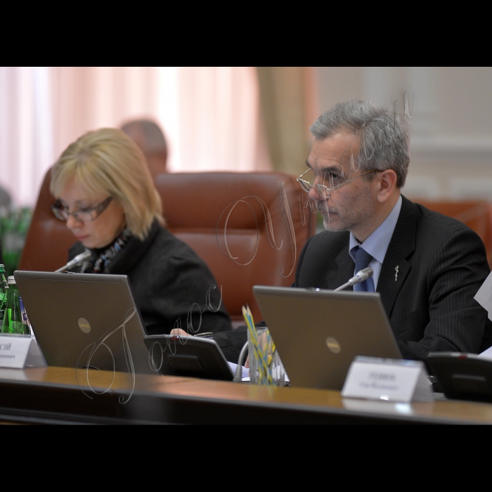 Київ. Під головуванням Першого віце-прем'єра Віталія Яреми відбулося засідання Кабінету Міністрів України.
Міністр соціальної політики України Людмила Денісова, міністр охорони здоров'я України Олег Мусій