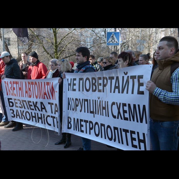 Профспілка продавців преси Київського метрополітену провела акцію протесту біля прокуратури міста Києва з метою донести до прокурора столиці та громадськості інформацію про перешкоджання правомірній підприємницькій діяльності з боку правоохоронних органів.