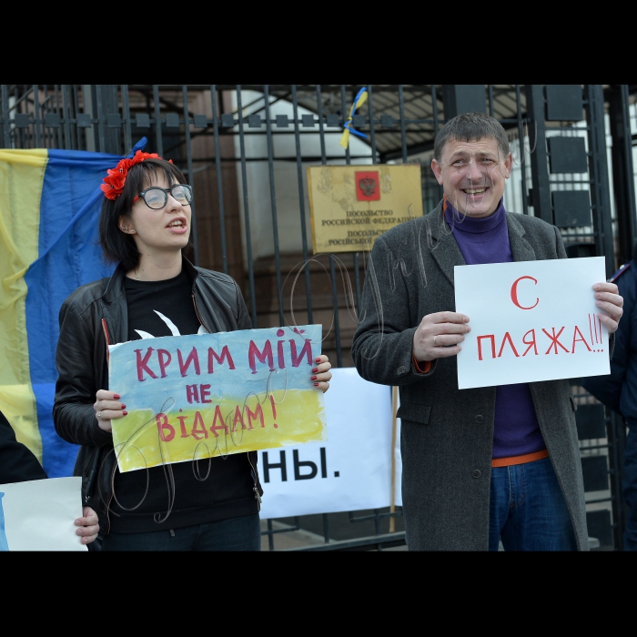 Київ. Біля Посольства РФ у Києві кримчани, які проживають у Києві, провели пікет “Не віддамо НАШ Крим Росії”  з вимогою скасувати референдум в Криму та вивести з Криму російські війська.  