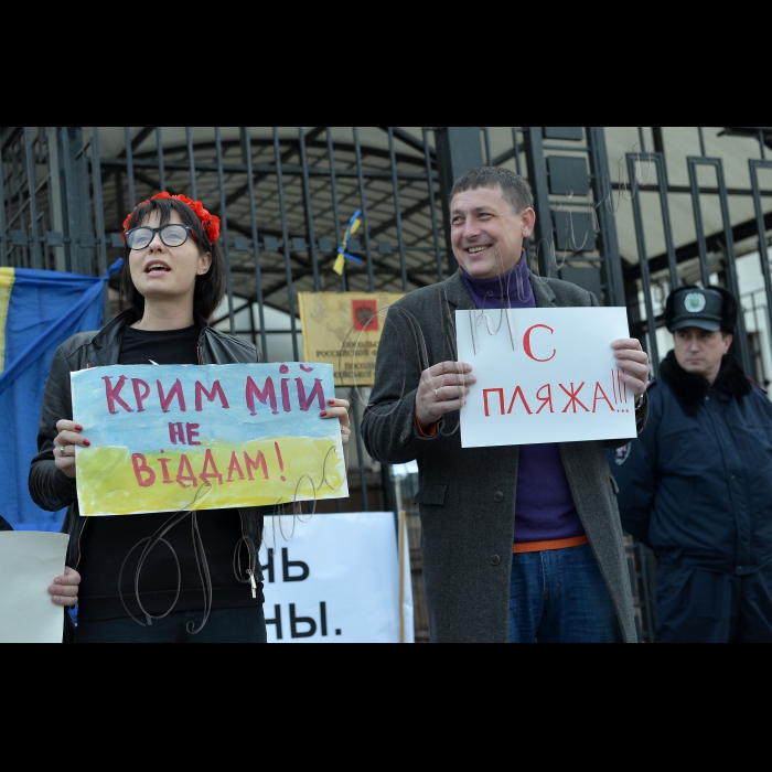 Київ. Біля Посольства РФ у Києві кримчани, які проживають у Києві, провели пікет “Не віддамо НАШ Крим Росії”  з вимогою скасувати референдум в Криму та вивести з Криму російські війська.  