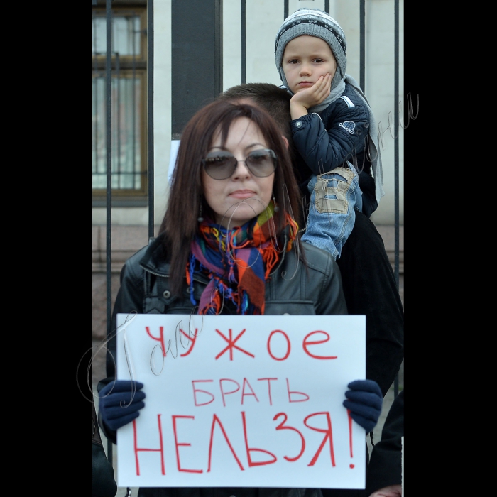 Київ. Біля Посольства РФ у Києві кримчани, які проживають у Києві, провели пікет “Не віддамо НАШ Крим Росії”  з вимогою скасувати референдум в Криму та вивести з Криму російські війська.  