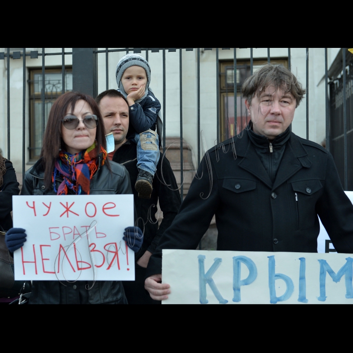 Київ. Біля Посольства РФ у Києві кримчани, які проживають у Києві, провели пікет “Не віддамо НАШ Крим Росії”  з вимогою скасувати референдум в Криму та вивести з Криму російські війська.  