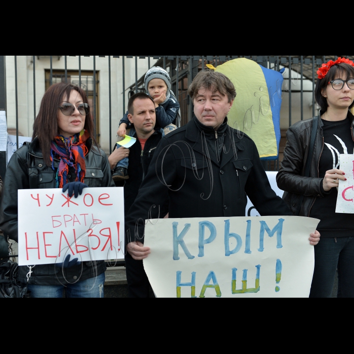 Київ. Біля Посольства РФ у Києві кримчани, які проживають у Києві, провели пікет “Не віддамо НАШ Крим Росії”  з вимогою скасувати референдум в Криму та вивести з Криму російські війська.  