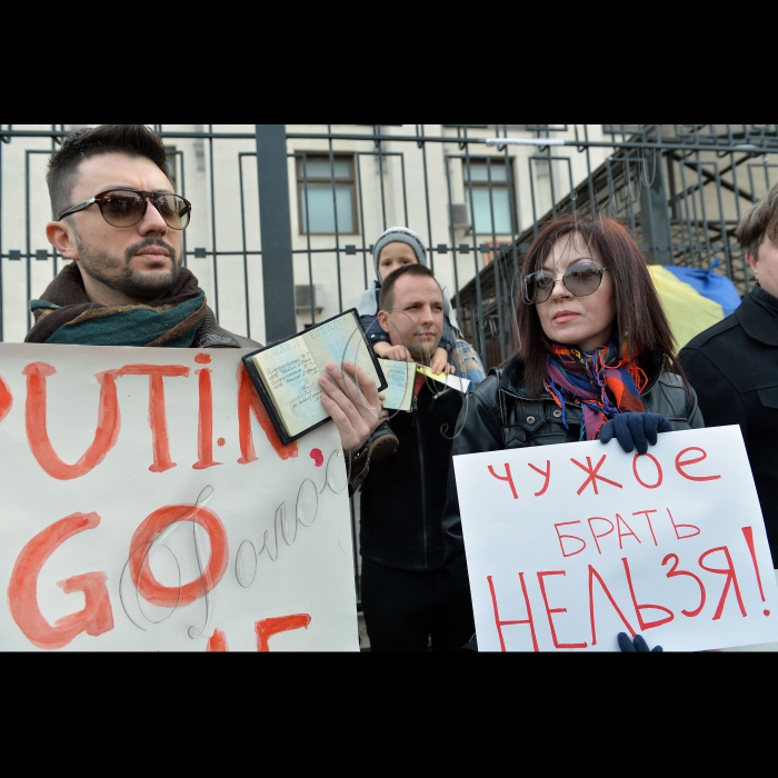 Київ. Біля Посольства РФ у Києві кримчани, які проживають у Києві, провели пікет “Не віддамо НАШ Крим Росії”  з вимогою скасувати референдум в Криму та вивести з Криму російські війська.  