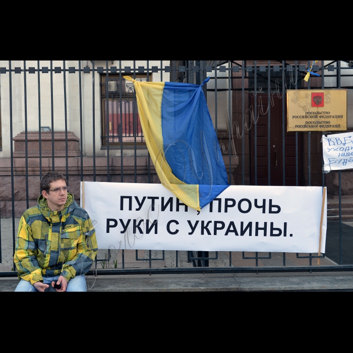 Київ. Біля Посольства РФ у Києві кримчани, які проживають у Києві, провели пікет “Не віддамо НАШ Крим Росії”  з вимогою скасувати референдум в Криму та вивести з Криму російські війська.  