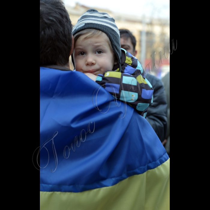 Київ. Біля Посольства РФ у Києві кримчани, які проживають у Києві, провели пікет “Не віддамо НАШ Крим Росії”  з вимогою скасувати референдум в Криму та вивести з Криму російські війська.  