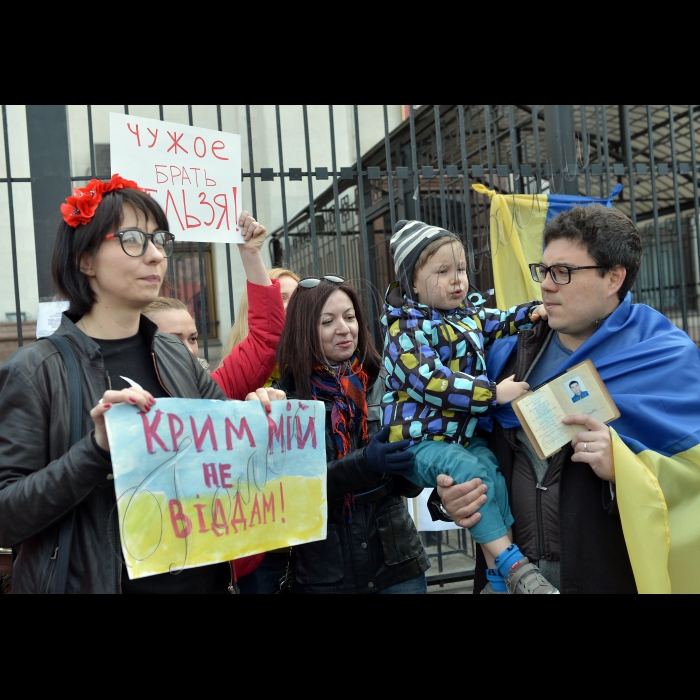 Київ. Біля Посольства РФ у Києві кримчани, які проживають у Києві, провели пікет “Не віддамо НАШ Крим Росії”  з вимогою скасувати референдум в Криму та вивести з Криму російські війська.  