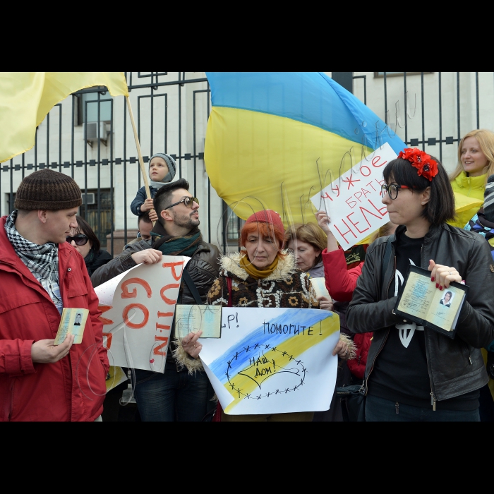 Київ. Біля Посольства РФ у Києві кримчани, які проживають у Києві, провели пікет “Не віддамо НАШ Крим Росії”  з вимогою скасувати референдум в Криму та вивести з Криму російські війська.  