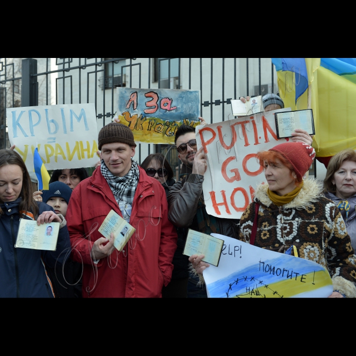 Київ. Біля Посольства РФ у Києві кримчани, які проживають у Києві, провели пікет “Не віддамо НАШ Крим Росії”  з вимогою скасувати референдум в Криму та вивести з Криму російські війська.  