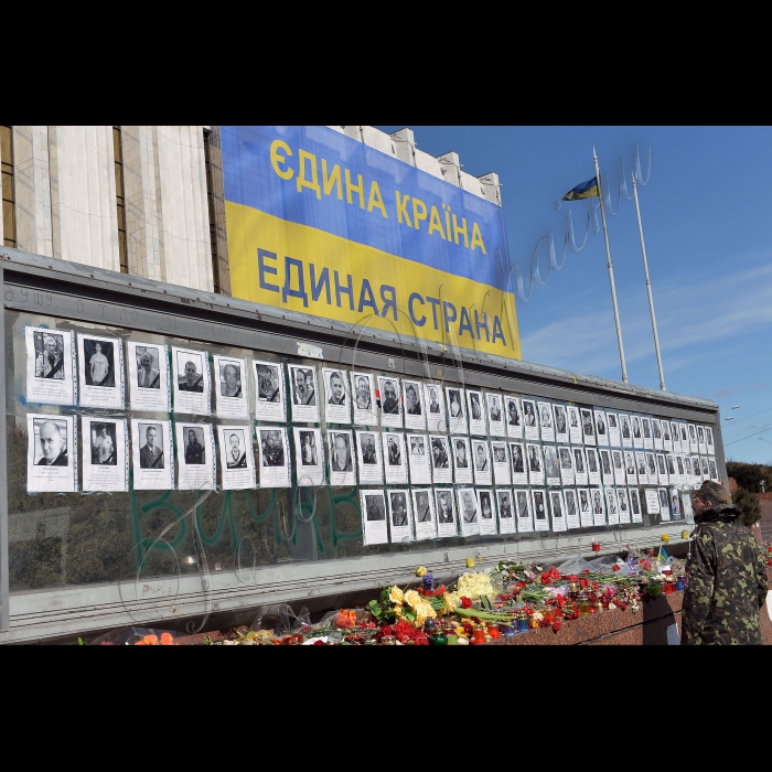 На пішохідному мості на Труханів острів активісти розвісили банер на знак солідарності з патріотично налаштованими кримчанами та з вимогою зберегти соборність України.