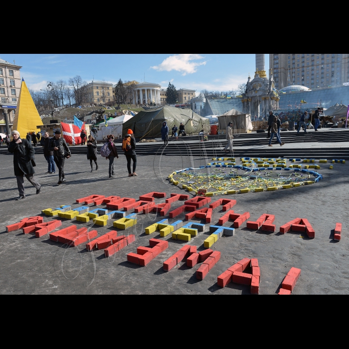 На пішохідному мості на Труханів острів активісти розвісили банер на знак солідарності з патріотично налаштованими кримчанами та з вимогою зберегти соборність України.
