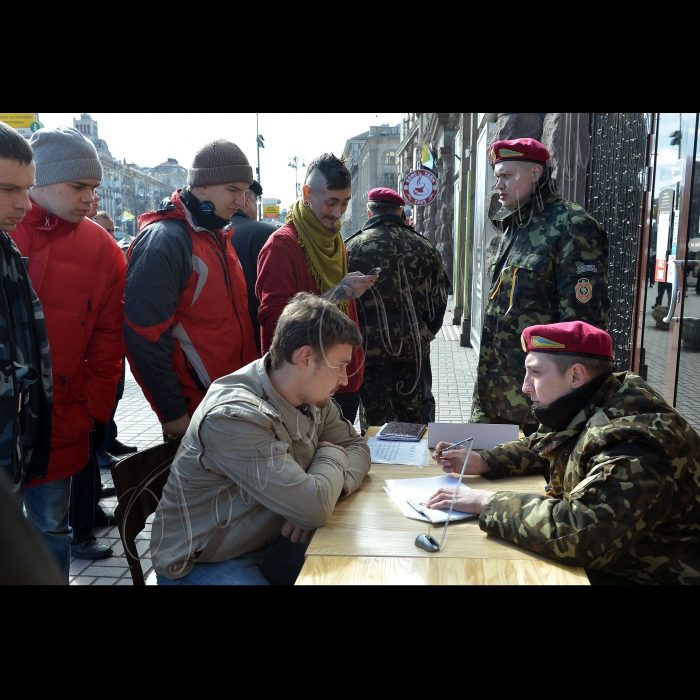Київ. На вул. Хрещатик триває набір добровольців до лав Національної гвардії України.