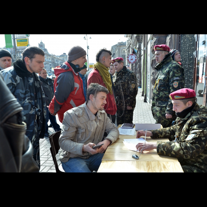 Київ. На вул. Хрещатик триває набір добровольців до лав Національної гвардії України.