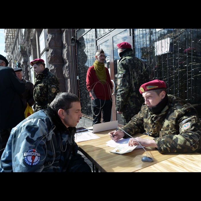 Київ. На вул. Хрещатик триває набір добровольців до лав Національної гвардії України.