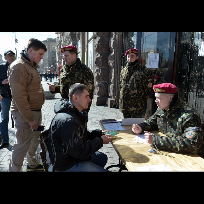 Київ. На вул. Хрещатик триває набір добровольців до лав Національної гвардії України.