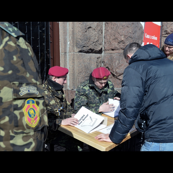 Київ. На вул. Хрещатик триває набір добровольців до лав Національної гвардії України.
